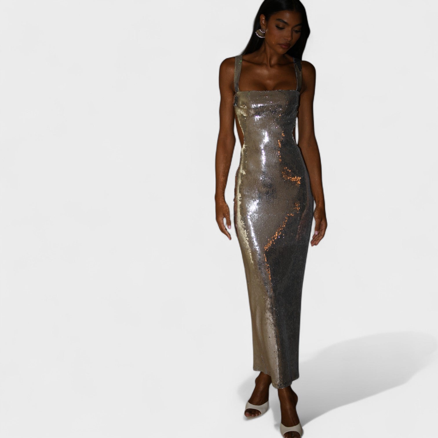 Gala Silver – Abito Lungo Brillante con Paillettes e Tagli Laterali