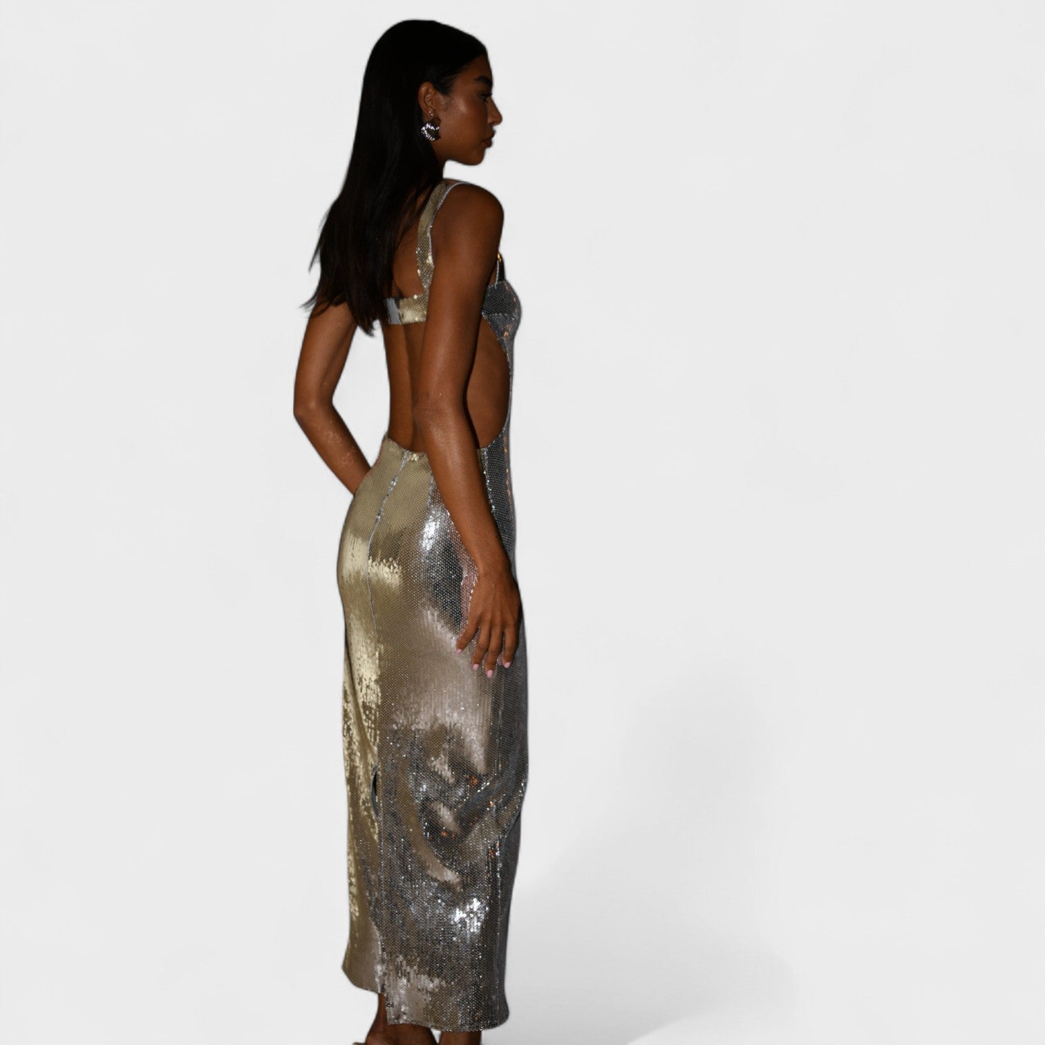 Gala Silver – Abito Lungo Brillante con Paillettes e Tagli Laterali