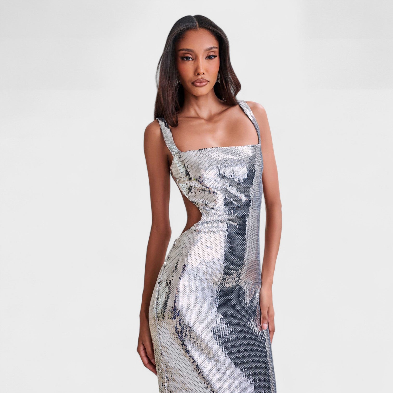Gala Silver – Abito Lungo Brillante con Paillettes e Tagli Laterali