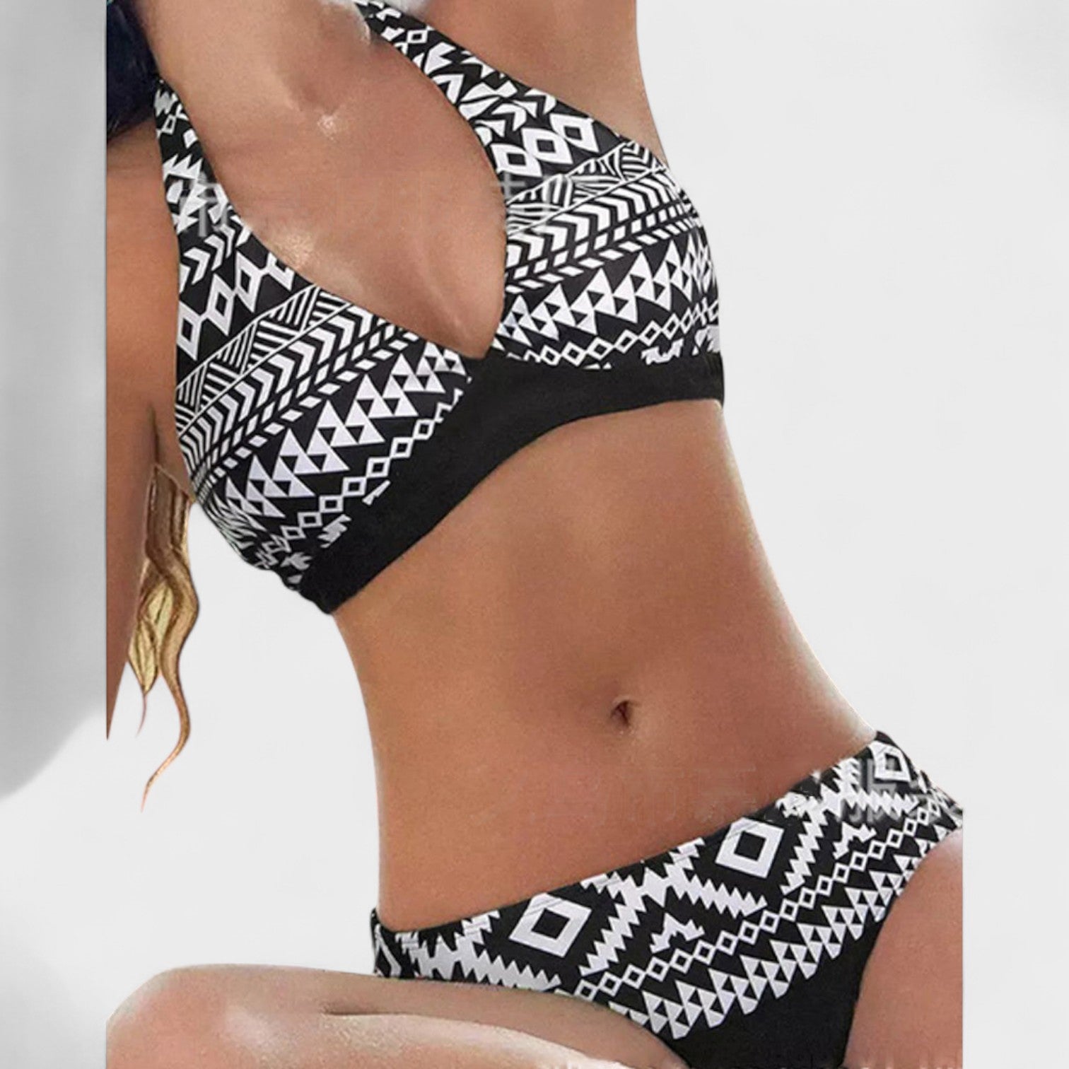 Bikini Floreale con Dettagli Geometrici