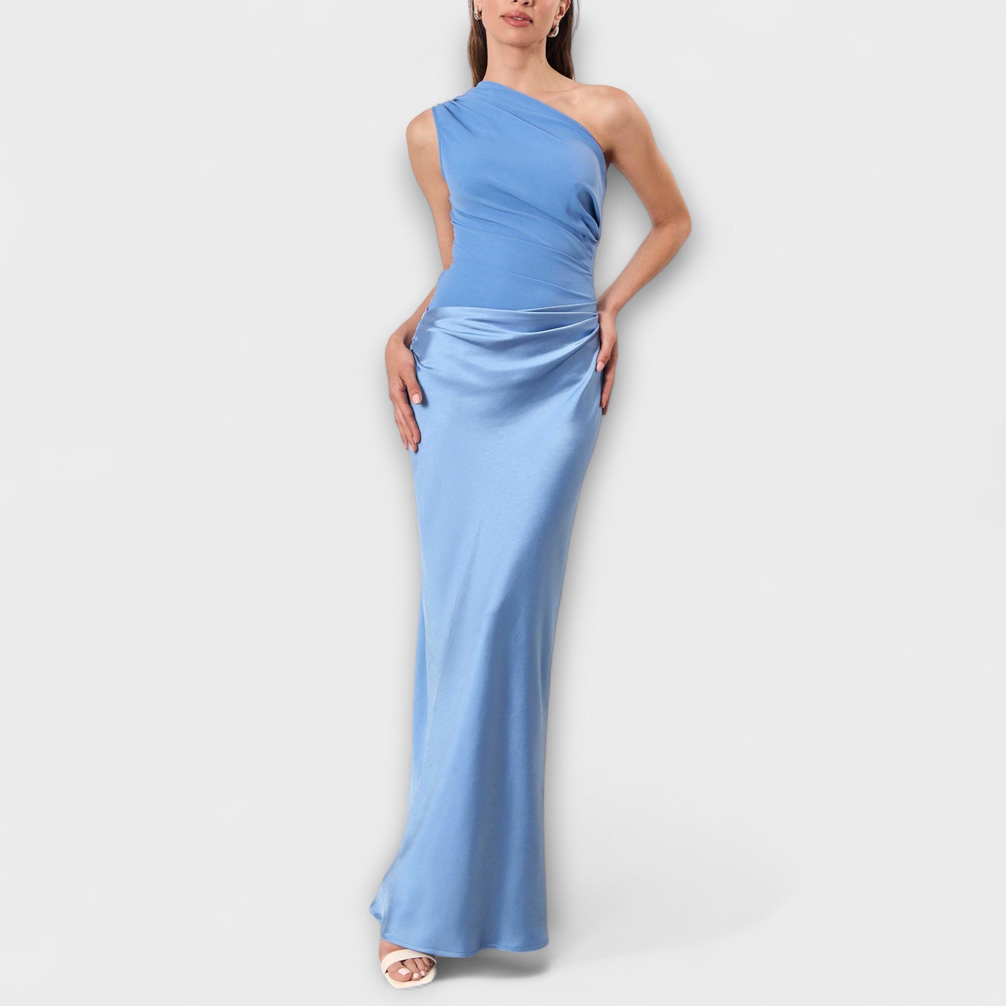 Vera – Abito Asimmetrico Elegante in Raso Satinato