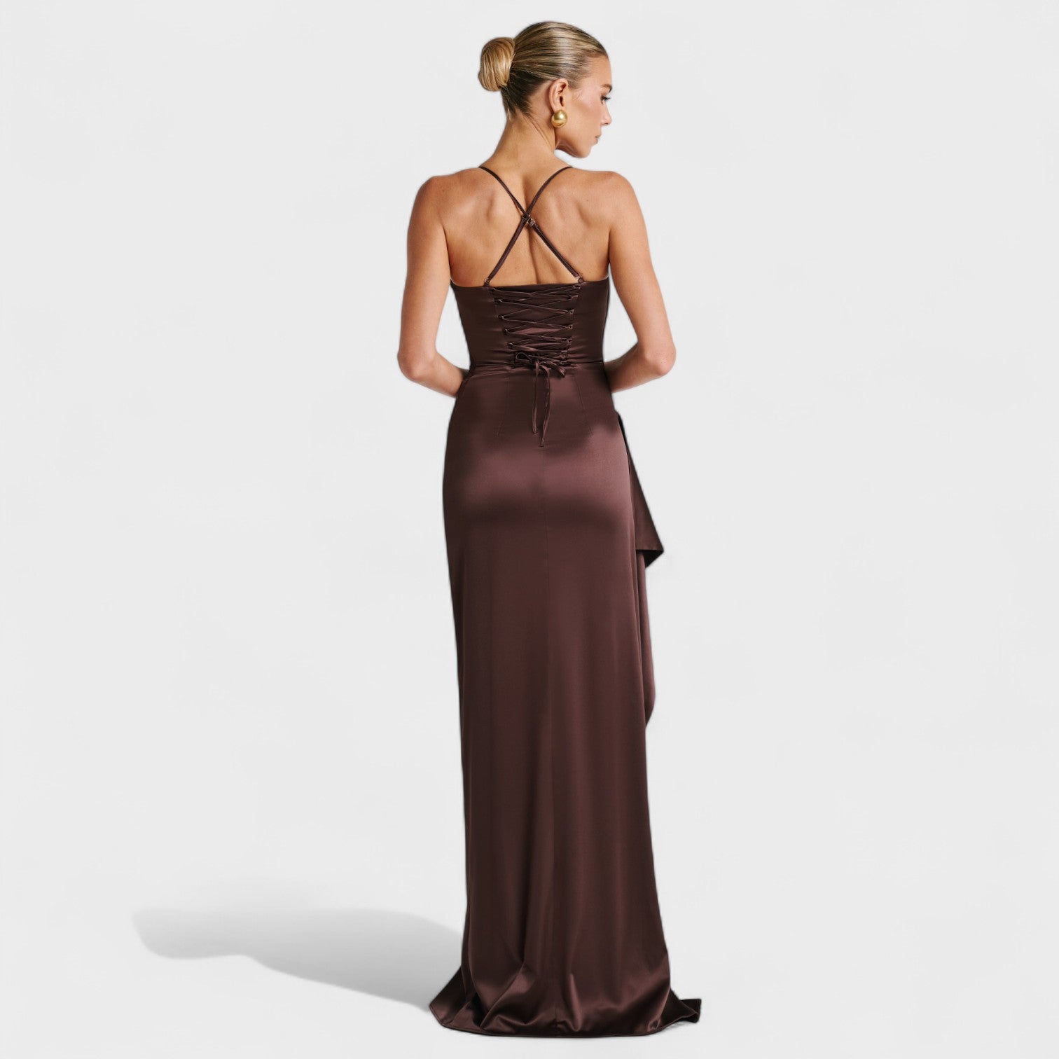 Helen – Abito Lungo in Raso Cacao con Spacco e Drappeggio