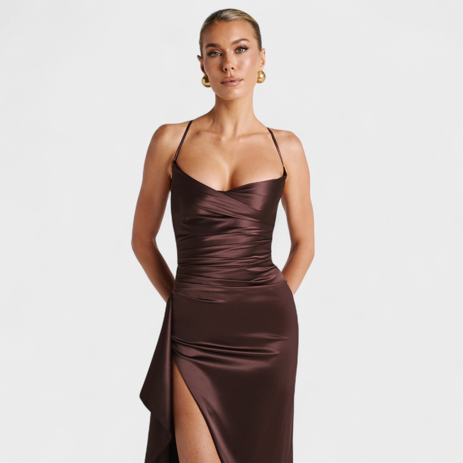 Helen – Abito Lungo in Raso Cacao con Spacco e Drappeggio