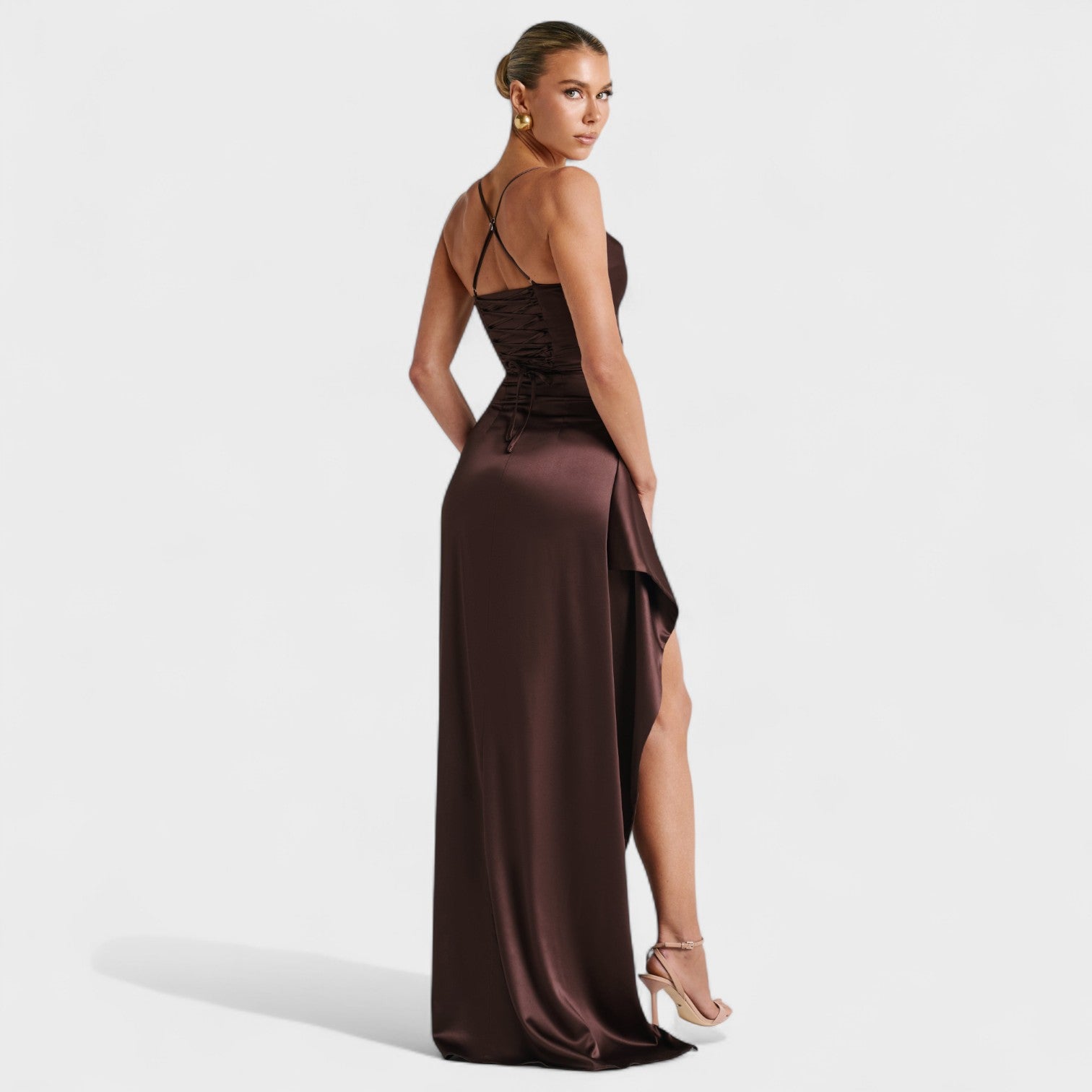 Helen – Abito Lungo in Raso Cacao con Spacco e Drappeggio